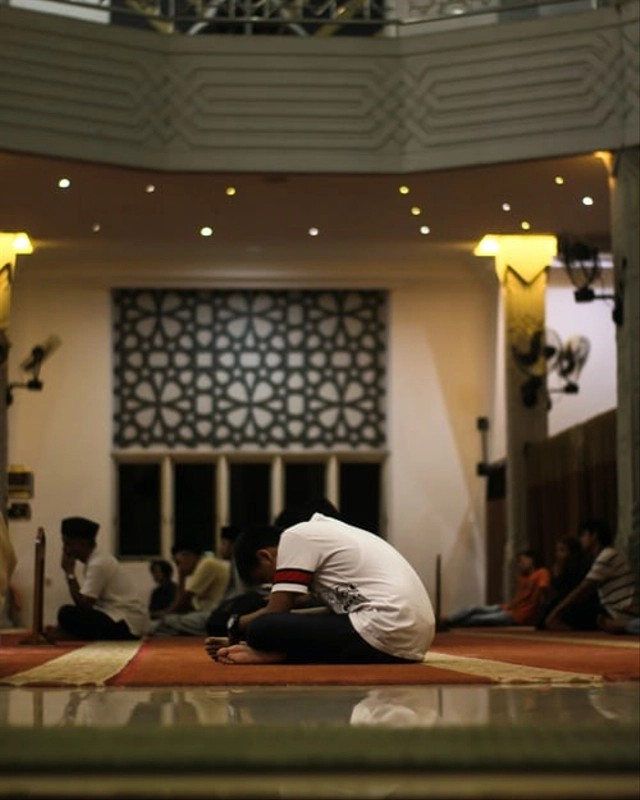 Tuntunan Sholat Tarawih Lengkap Dengan Bacaan Niatnya | Kumparan.com