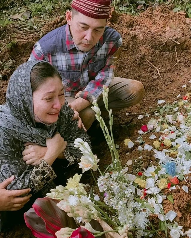 Baby Margaretha menangis di samping makam suami. Foto: Instagram/@babymargaretha1