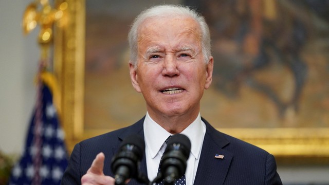 Presiden AS Joe Biden berbicara terkait penumpukan militer Rusia di perbatasan Ukraina, dari Gedung Putih di Washington, AS, Jumat (18/2/2022). Foto: Kevin Lamarque/REUTERS