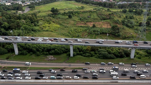 Sejumlah kendaraan memadati ruas jalan tol Jakarta-Cikampek kilometer 47. Foto: M Risyal Hidayat/ANTARA FOTO