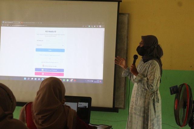 Pemateri sedang menyampaikan materi penulisan Kumparan. Kredit foto: Alfarhan Nadyasta M/Mahasiswa KKN UMY.