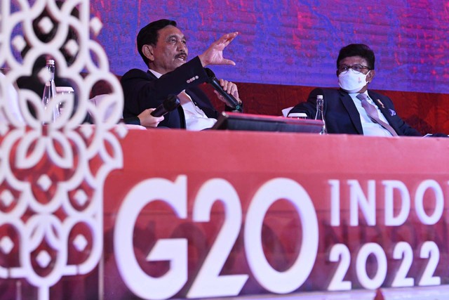 Menko Marves Luhut Binsar Pandjaitan (kiri) dan Menteri Komunikasi dan Informatika Johnny Gerard Plate (kanan) menyampaikan paparannya dalam "kick off" DEWG Presidensi G20 di Jakarta, Selasa (15/3/2022). Foto: ANTARA FOTO/Aditya Pradana Putra/POOL