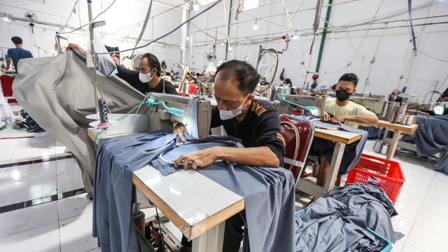 Pekerja menyelesaikan pembuatan mukena di Pabrik Mukena Siti Khadijah, Cinere, Depok, Jawa Barat, Senin (25/4/2022). Foto: Asprilla Dwi Adha/Antara Foto