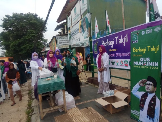 Puluhan emak-emak di Kabupaten Kuningan, Jawa Barat, mengkampanyekan Muhaimin Iskandar sebagai Capres 2024. (Andri)