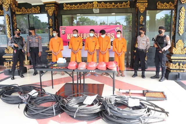 Pelaku dan barang-bukti saat diamankan di Polres Klungkung, Bali - IST