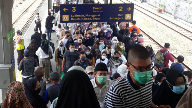 Kepadatan di Stasiun Tanah Abang, Jakarta. Banyak pembeli hendak belanja ke Pasar Tanah Abang, Minggu (17/4/2022). Foto: Dok. Istimewa
