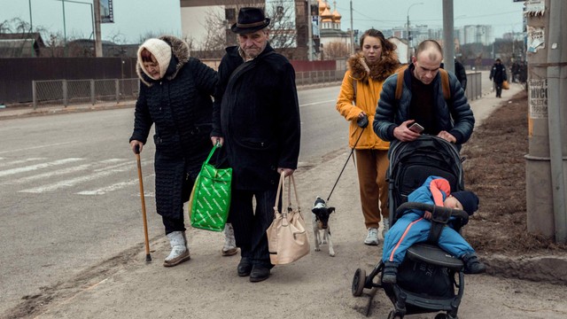 Penduduk mengungsi dari kota Irpin, dekat Kyiv, Ukraina, Senin (7/3/2022). Foto: Jedrzej Nowicki/Agencja Wyborcza.pl via Reuters