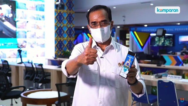 Menhub Budi Karya Sumadi menunjukkan Panduan Mudik 2022 kumparan. Foto: kumparan