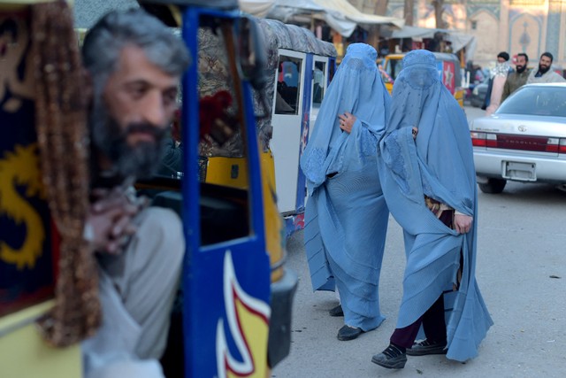 Perempuan mengenakan burka di Afghanistan. Foto: Wakil Kohsar/AFP