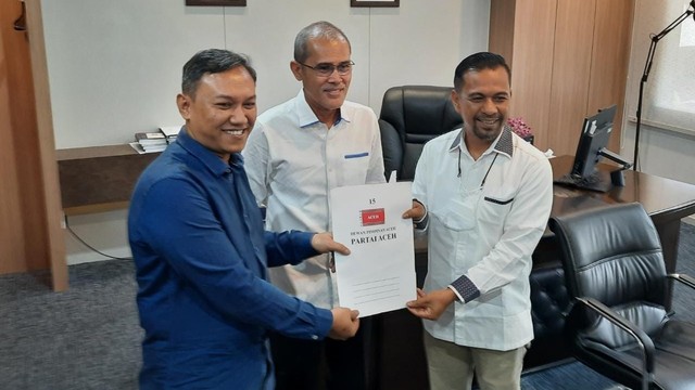 Nurzahri (kiri) menyerahkan surat usulan ke wakil pimpinan DPR Aceh, Dalimi dan Hendra Budian (kanan). Foto: Habil Razali/acehkini   