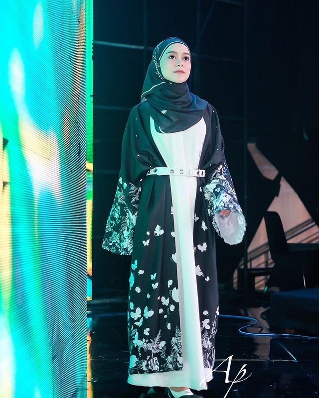Simpel dan Modis, Intip 7 Ide Padu Padan Hijab Segi Empat Motif ala Seleb (235092)