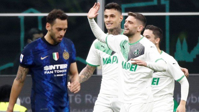 Pemain Sassuolo Gianluca Scamacca merayakan gol keduanya bersama Giacomo Raspadori dan Domenico Berardi saat melawan Inter Milan di San Siro, Milan, Italia, Minggu (20/2/2022). Foto: Alessandro Garofalo/Reuters