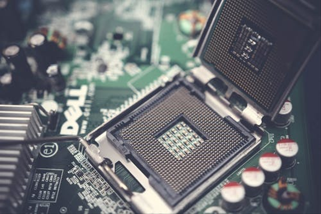 Bagian-bagian motherboard adalah sejumlah komponen yang memiliki sejumlah fungsi dan cara kerjanya masing-masing. Foto: Pexels.com