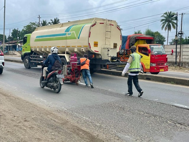 Pengecetan marka jalan di Jalan Soekarno Hatta (Lintas Sumatera) Bandar Lampung, Sabtu (23/4/2022) | Foto: Roza Hariqo/Lampung Geh