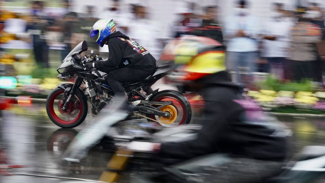Peserta memacu sepeda motornya dalam ajang Street Race Polda Metro Jaya di kawasan BSD Serpong, Tangerang, Banten, Jumat (22/4/2022). Foto: Dok. Pertamina Fastron Enduro