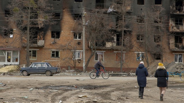Kondisi permukiman warga yang rusak akibat serangan Rusia ke Ukraina di kota Trostianets, di wilayah Sumy, Ukraina. Foto: Oleg Pereverzev/Reuters