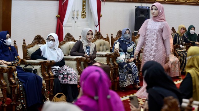 Peragaan busana Muslim di Aceh. Foto: Suparta/acehkini