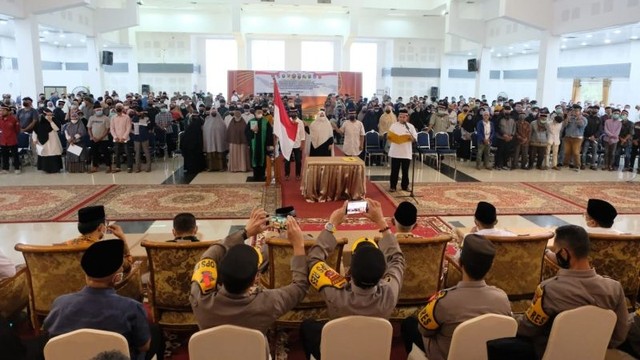 Ratusan anggota NII dari sejumlah daerah menggelar cabut baiat di Kabupaten Tanah Datar pada Jumat (29/4/2022). Foto: Polda Sumbar/HO ANTARA