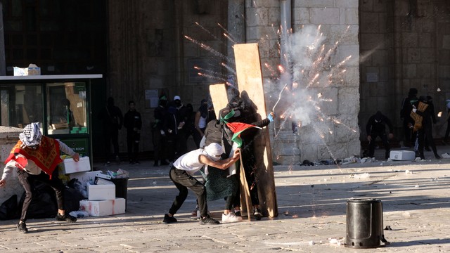 Para pengunjuk rasa Palestina bentrok dengan pasukan keamanan Israel di kompleks Masjid Al-Aqsa, di Kota Tua Yerusalem, Jumat (15/4/2022). Foto: Ammar Awad/REUTERS