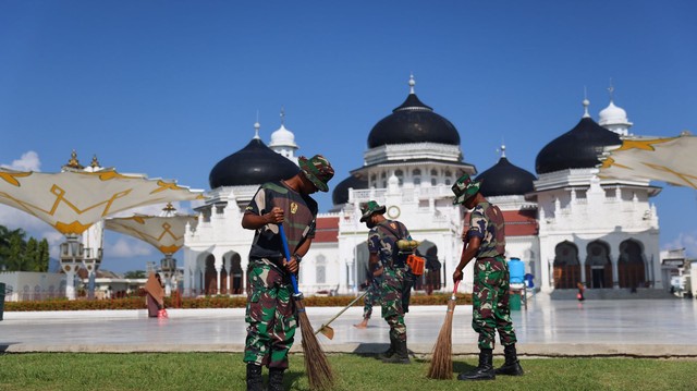 Foto: Seratusan TNI Bakti Bersihkan Masjid Raya Baiturrahman Aceh  (8647)