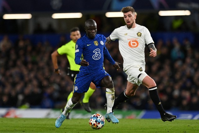 Pemain Chelsea N'Golo Kante duel dengan pemain Lille saat pertandingan sepak bola leg pertama babak 16 besar Liga Champions UEFA di stadion Stamford Bridge, London. Foto: Glyn Kiek/ IKIMAGES / AFP