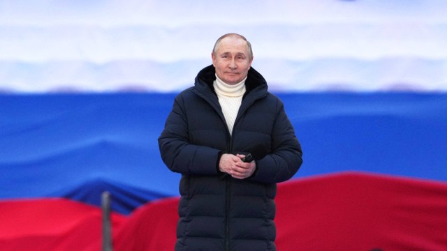 Presiden Rusia Vladimir Putin menghadiri acara yang menandai ulang tahun kedelapan pencaplokan Krimea oleh Rusia di Stadion Luzhniki di Moskow, Rusia, Jumat (18/3/2022). Foto: RIA Novosti Host Photo Agency/Alexander Vilf via Reuters