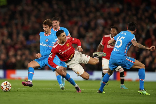 Pemain Manchester United Cristiano Ronaldo berebut bola dengan pemain Atletico Madrid Stefan Savic pada pertandingan leg kedua babak 16 besar Liga Champions di ld Trafford, Manchester, Inggris. Foto: Phil Noble/REUTERS