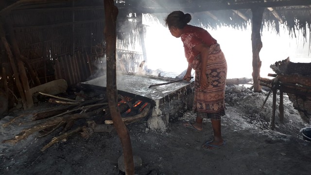 Foto : Petani garam, Anastasia Puken (65) di Kampung Garam RT.13/RW.003, Kelurahan Kota Uneng, Kecamatan Alok, Kabupaten Sikka,sedang masak garam, Rabu(27/4). Foto : Athy Meaq