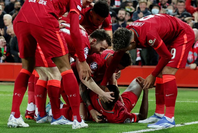 Pemain Liverpool Ibrahima Konate merayakan gol pertama mereka bersama rekan setim saat Pertandingan Perempat Final Liga Champions Leg Kedua di Anfield, Liverpool, Inggris. Foto: Phil Noble/Reuters
