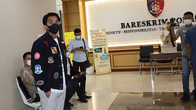 Billy Syahputra memenuhi panggilan menjadi saksi terkait kasus robot trading DNA Pro di Bareskrim Mabes Polri, Jakarta, Kamis, (28/4/2022). Foto: Dok. Agus Apriyanto