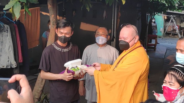 Polsek Neglasari bersama dengan umat Budha Vihara Butong membagikan 100 paket makanan kepada warga di sekitar Kecamatan Neglasari. Foto: Dok. polsek neglasari