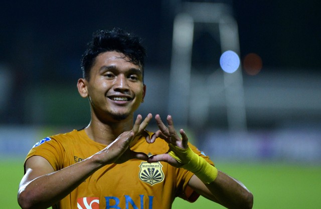 Pemain Bhayangkara FC Dendy Sulistyawan berselebrasi usai mencetak gol ke gawang PSS Sleman saat pertandingan Liga 1 di Stadion Kompyang Sujana, Denpasar, Bali, Senin (7/3/2022). Foto: Fikri Yusuf/Antara Foto