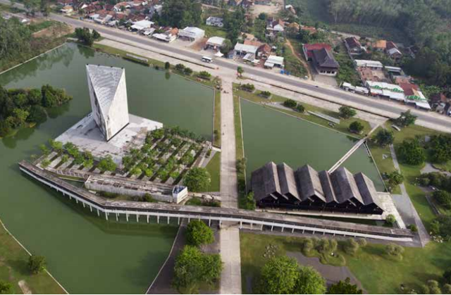 Foto udara Masjid As Sobur dan Balai Sesat karya Andra Martin, di Tulang Bawang Barat, Lampung. Foto: tulangbawangbaratkab.go.id