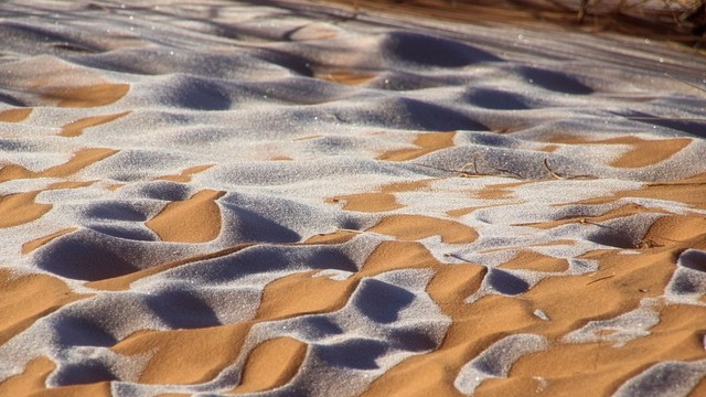 Foto-Foto Saat Salju dan Kristal Es Menghampar di Gurun Sahara