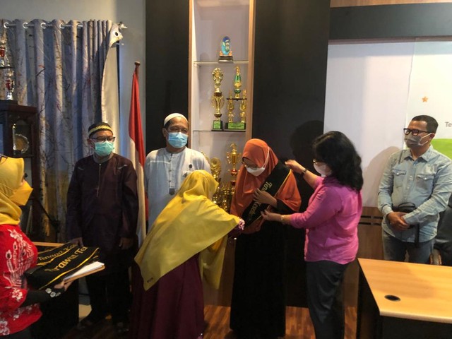 Direktur RSUD Ade M Djoen Sintang, dr. Rosa Trifina mengalungkan selempang pada nakes teladan didampingi pihak HPI Agro. Foto: Yusrizal/Hi!Pontianak