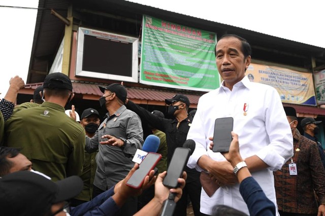 Presiden Joko Widodo menjawab pertanyaan wartawan usai membagikan bantuan langsung tunai (BLT) di pasar Angso Duo Jambi. Foto: Dok. Lukas - Biro Pers Sekretariat Presiden