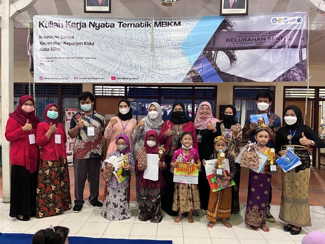 Foto Kelompok KKN-T 135 Bersama Para Pemenang Lomba (Dokumentasi Pribadi)