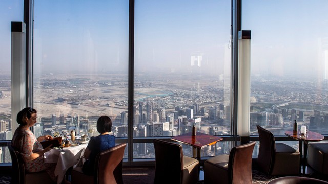Pengunjung melihat suasana Kota Dubai dari gedung Burj Khalifa, Dubai, Uni Emirat Arab, Senin (14/3/2022). Foto: M Agung Rajasa/Antara Foto