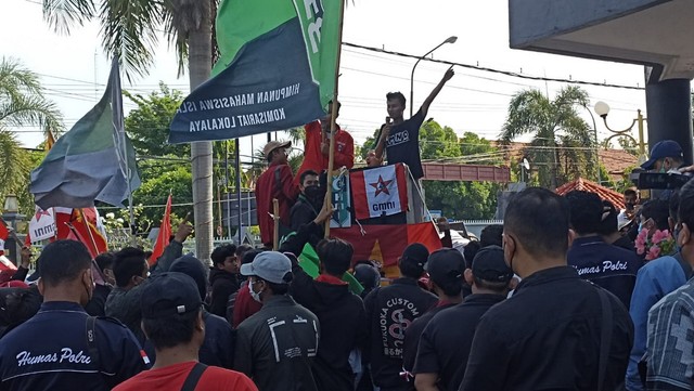 Ratusan mahasiswa di Kabupaten Tuban, saat menggelar aksi deemo di depan Gedung DPRD Kabupaten Tuban. Kamis (14/04/2022) (foto: ayu/beritabojonegoro)