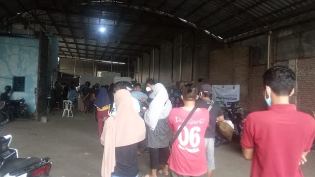 Antrian pedagang ecer hendak membeli minyak goreng curah di salah satu distributor di Jogja. Foto: Istimewa