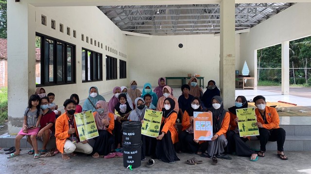 Foto bersama warga padukuhan Juwono, Triharjo, Pandak