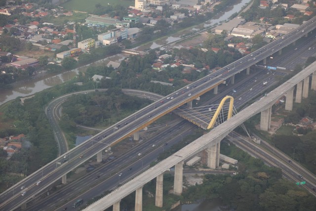 Foto udara kondisi arus lalu lintas di Tol Jakarta-Cikampek, Minggu (1/5).  Foto: Aditia Noviansyah/kumparan