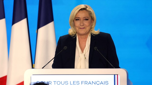 Marine Le Pen, kandidat partai Rally Nasional berpidato setelah kekalahannya dalam putaran kedua pemilihan presiden Prancis 2022, di Pavillon d'Armenonville, di Paris, Prancis, Minggu (24/4/2022). Foto: Sarah Meyssonnier/REUTERS