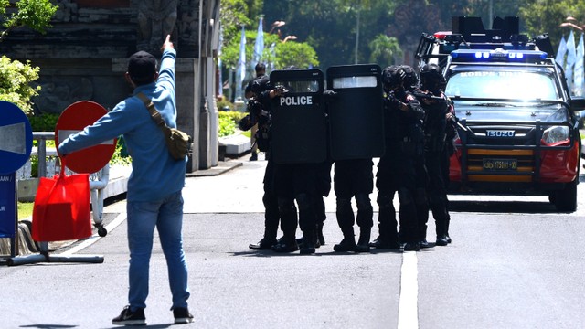 Petugas kepolisian berusaha melumpuhkan seorang terduga teroris saat simulasi pengamanan kegiatan internasional di Nusa Dua, Bali, Selasa (15/3/2022). Foto: Fikri Yusuf/ANTARA FOTO
