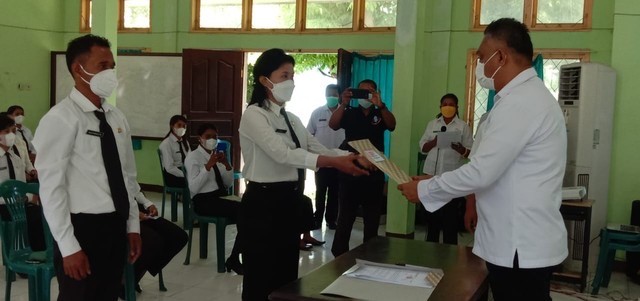 Penandatanganan dan penyerahan SK PPPK secara simbolis oleh Bupati Sikka kepada 29 PPPK tenaga kesehatan bertempat di Aula Dinas Pertanian Kabupaten Sikka, Rabu (29/12). Foto: Albert Aquinaldo/florespedia.