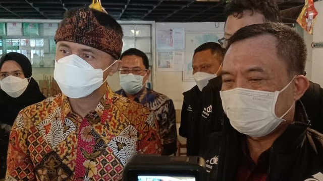 Dirjen Bina Pemerintahan Desa Yusharto dan Plt Bupati Bandung Barat Hengky Kurniawan saat meninjau Posko PPKM di Kabupaten Bandung Barat pada Sabtu (12/2). Foto: Dok. Istimewa