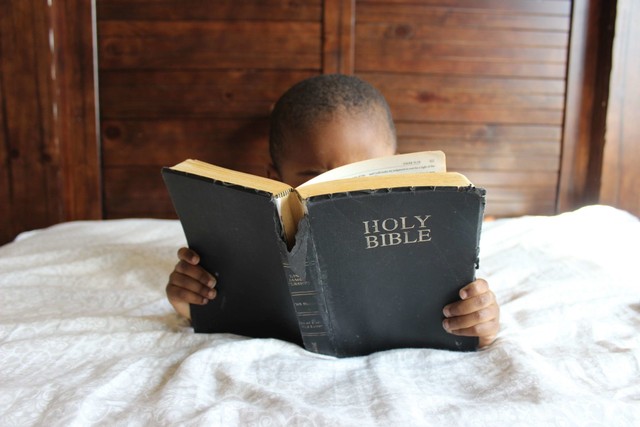 Gerakan Membaca Alkitab (Foto oleh nappy dari Pexels)