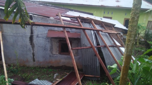 Rumah warga di Binjai rusak akibat angin puting beliung pada Selasa (19/4/2022). Foto: Polres Binjai