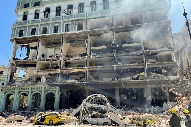 Kondisi usai ledakan yang menghancurkan Hotel Saratoga, di Havana, Kuba. Foto: Alexandre Meneghini/REUTERS