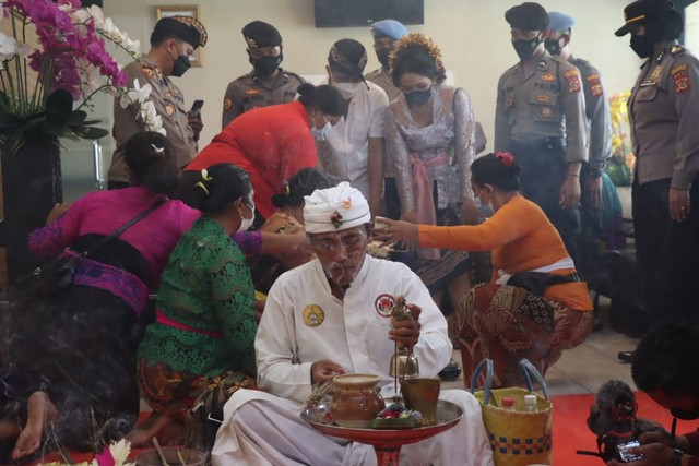 Tersandung Narkoba, Pria di Bali Ini Terpaksa Nikah di Lobi Polresta Denpasar (65447)